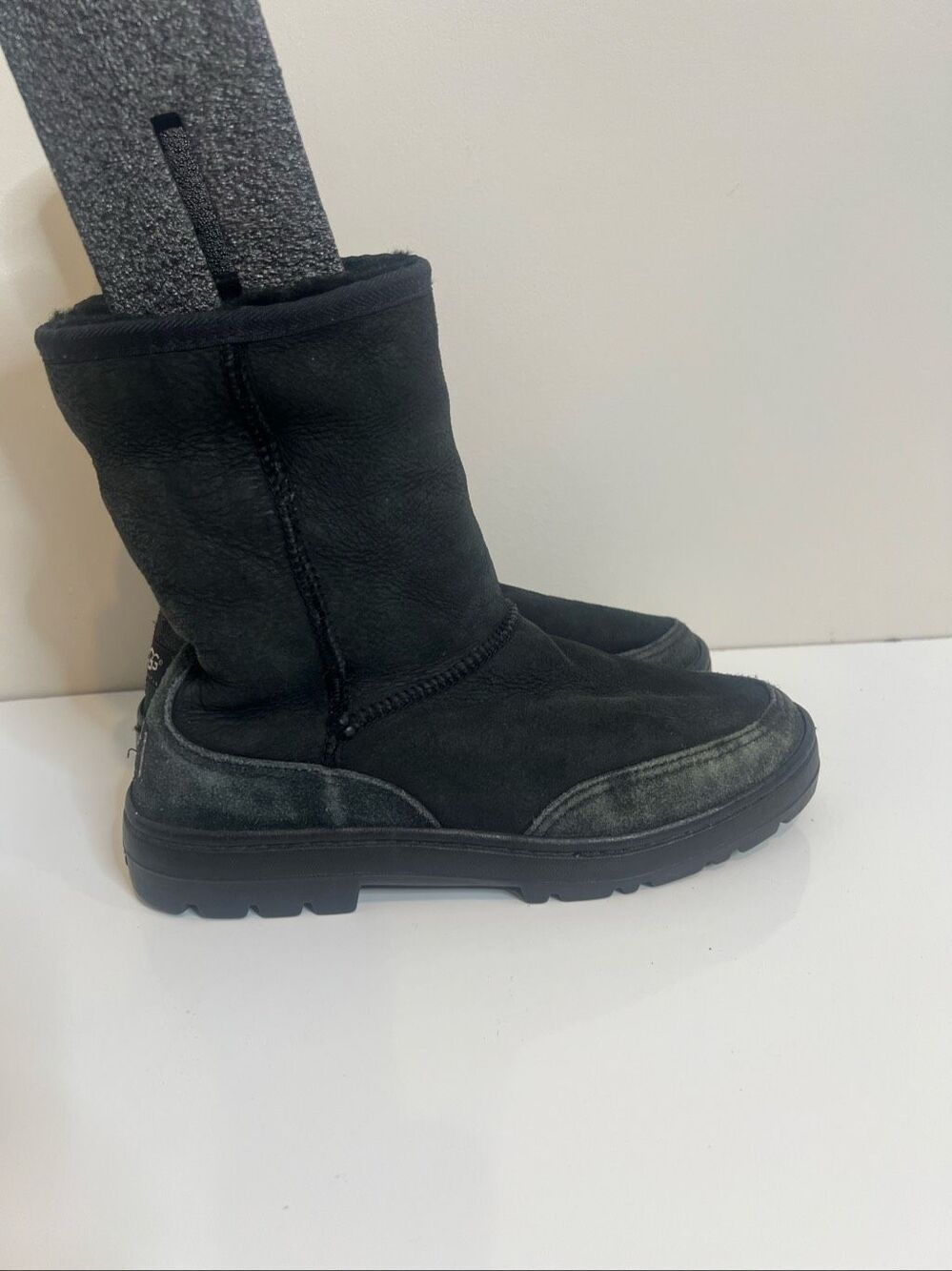 UGG Ultra Short boots (model 5225) Black Size